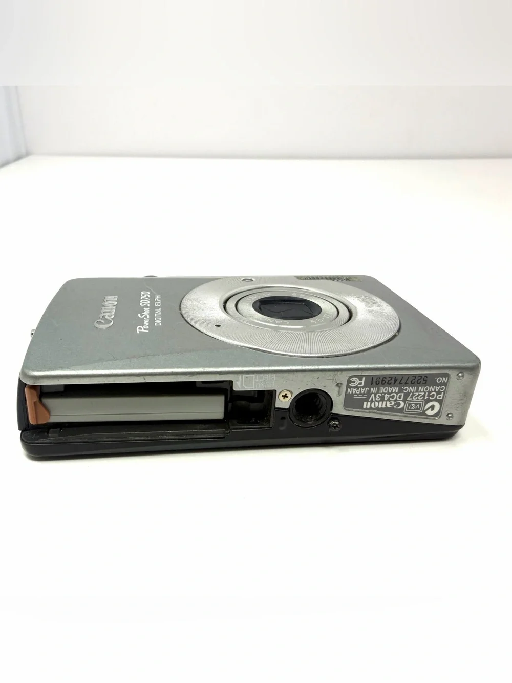 Canon PowerShot SD750 Digital ELPH 7.1 MP Silver Camera AS IS For Parts Repair